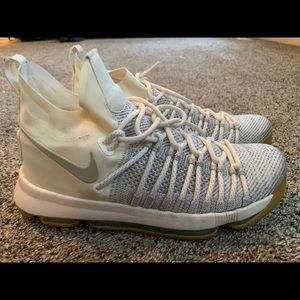KD 9 Elite, pale grey. Men’s size 8.5